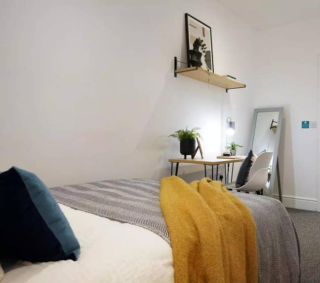 Spacious double bedroom near  Main Photo