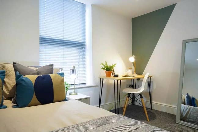 Spacious Double Bedroom Near UoM & MMU Main Photo
