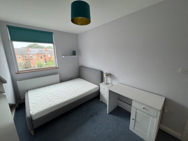 Great double bedroom in shared professional house Main Photo