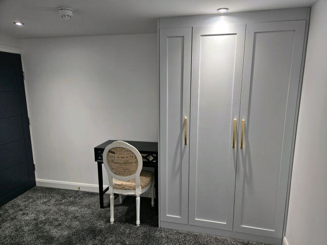 Newly refurbished House In Isleworth  Main Photo