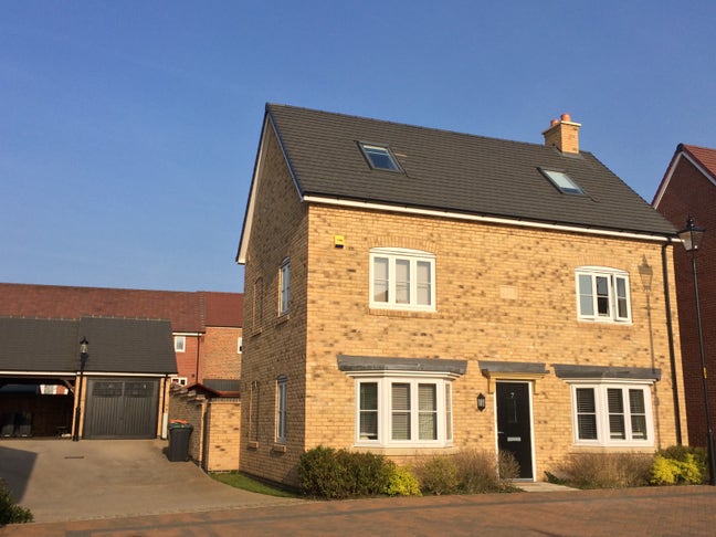 Comfortable room in quiet Bedford outskirts Main Photo