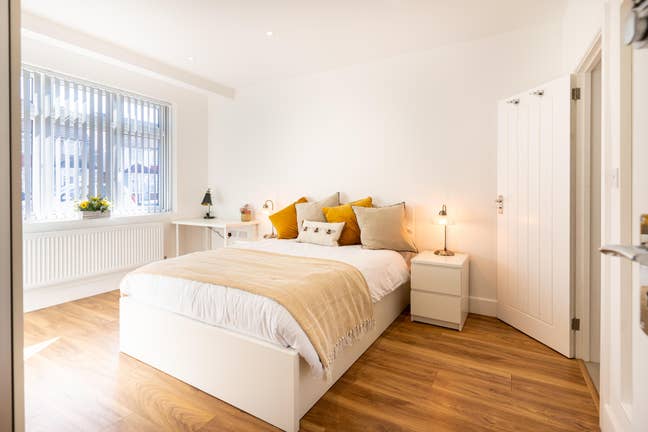 Modern double bedroom with ensuite Main Photo