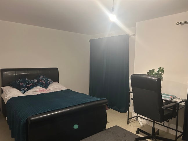 Large double bedroom for rent in a family home Main Photo