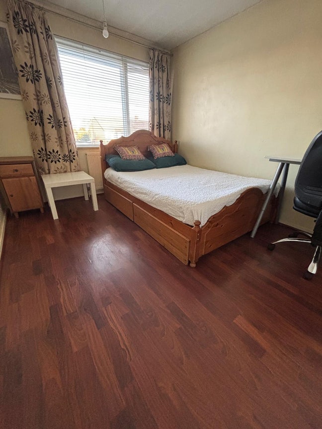 Lovely Double Room. Bills inc, Live Out Landlord Main Photo
