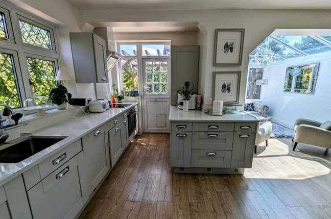 Spacious room in a 4 Bed Semi-Detached
House Main Photo