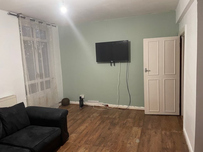 Looking for female flatmate Main Photo