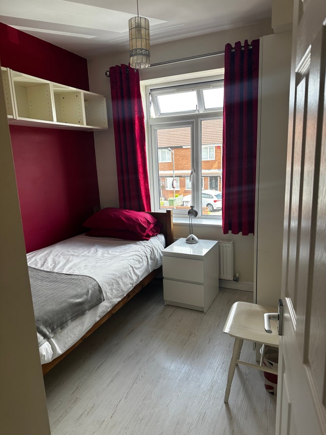 En suite room to rent in family home Main Photo