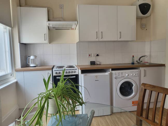 Large Studio - 5 mins to Station! Water Included Main Photo