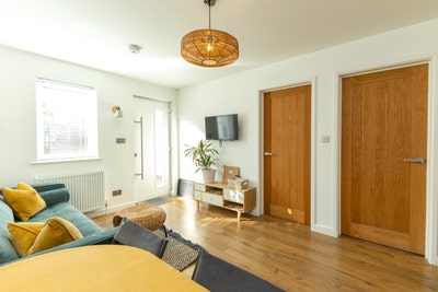 Stunning furnished flat old town &pound;1,200 pcm Main Photo