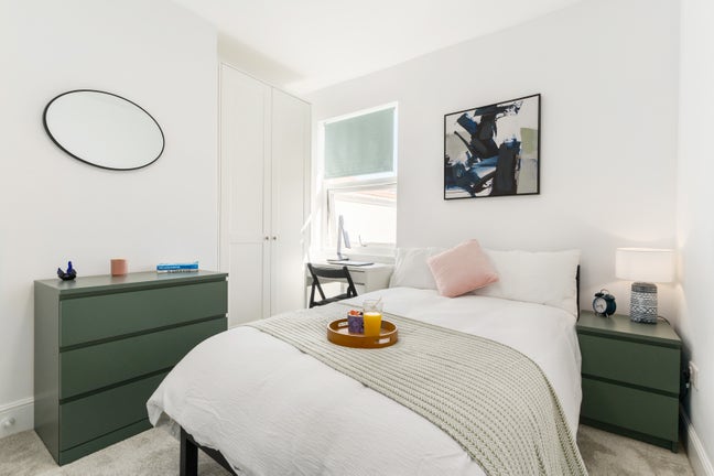 🏡 ✨ Spectacular Ensuite Room - Prime BS4 Central Main Photo