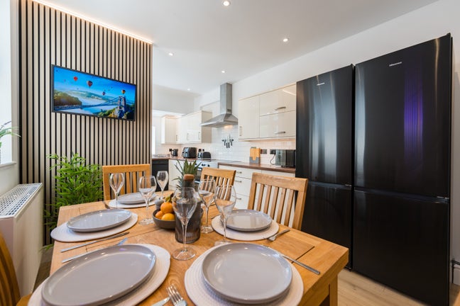 🏡 ✨ ON OFFER - Ensuite Room - Prime BS4 Central Main Photo