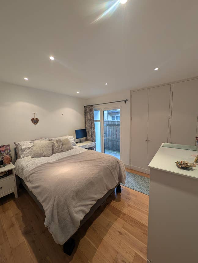Bright Double Room, Own Bathroom & Private Patio Main Photo