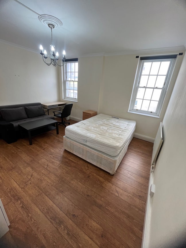 Rooms available in 3 bedroom flat in Chancery Lane Main Photo