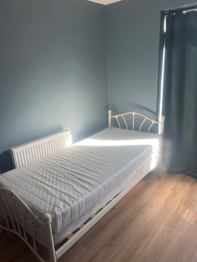 Sinlge & Double Rooms Available Now!! Main Photo