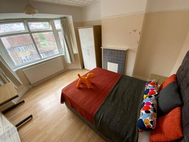 Furnished Room in Professional House Share Main Photo
