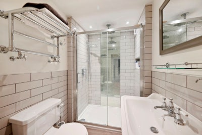 Professional Ensuite – Move-in Bonus (Read Ad) Main Photo