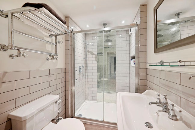 💪 Gym & Spa Access • KT4 7AE 🛁✨ Main Photo