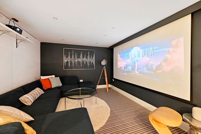 🏡 Cinema Room + Garden • KT4 7AE ✨🌿 Main Photo