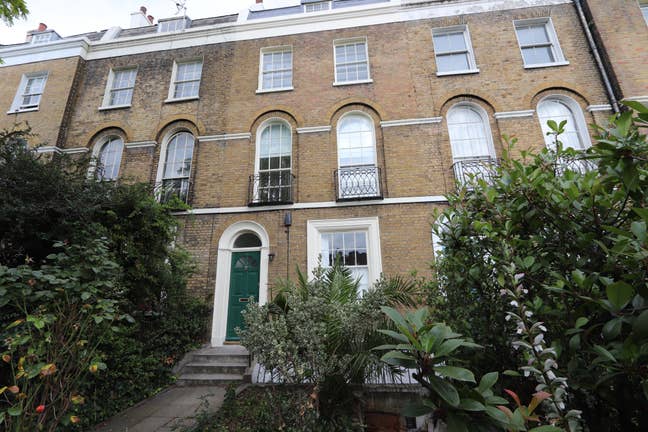 En-Suites for October - Next to Circle Line Main Photo