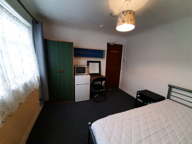 Double Room CM20 £160 a Week.  Main Photo