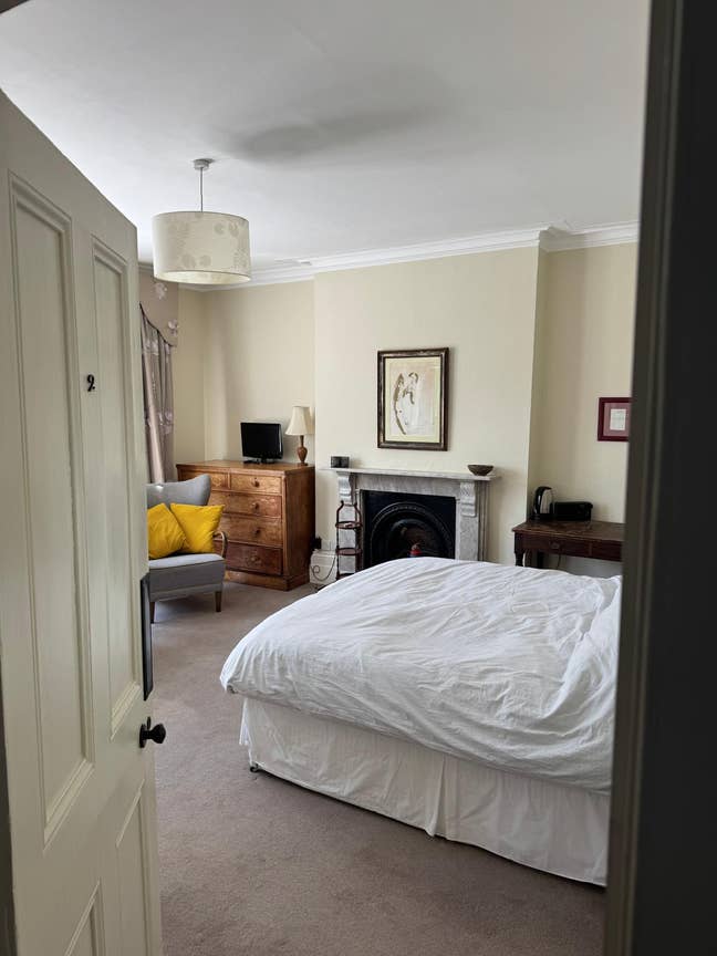 Large room w. en suite shower Main Photo