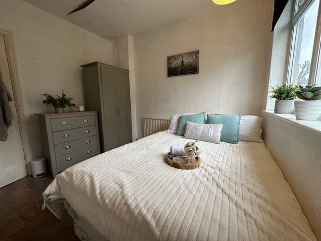 Bright Double Room in Spacious House Main Photo