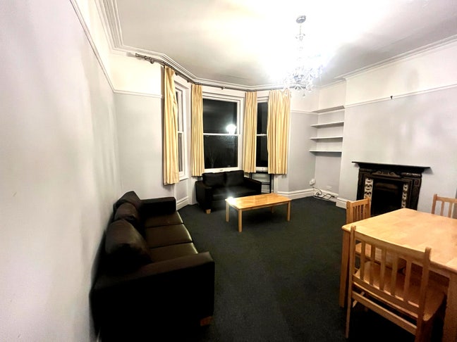 Spacious 3 bedroom flat to rent in Hammersmith Main Photo