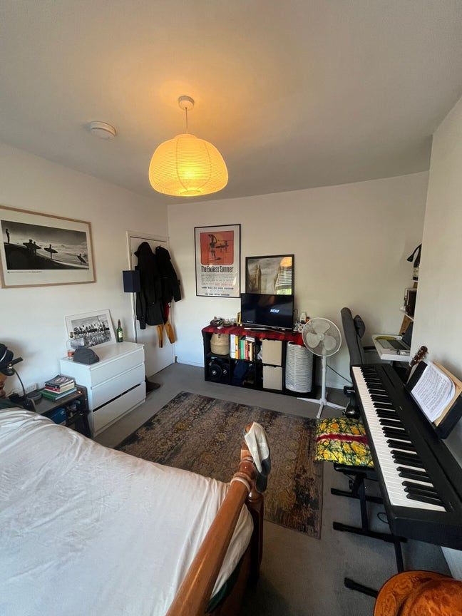 Lovely double room 2mins to clapham north tube! Main Photo