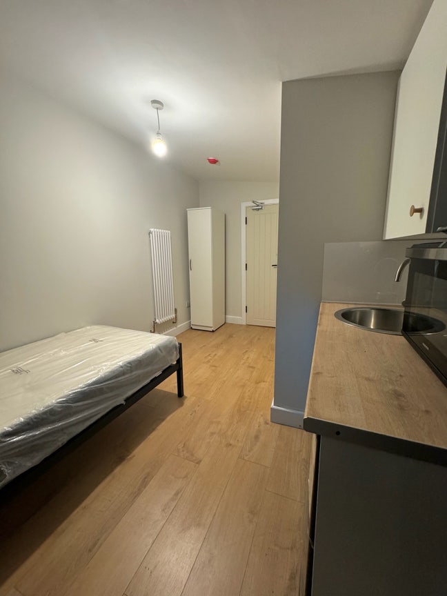 Large Double En suite Room - SW8 Main Photo