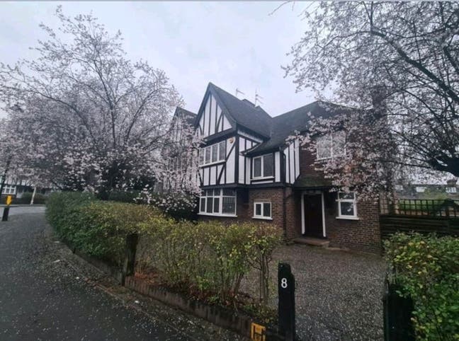 Lovely single In Marvelous House With Living Room Main Photo