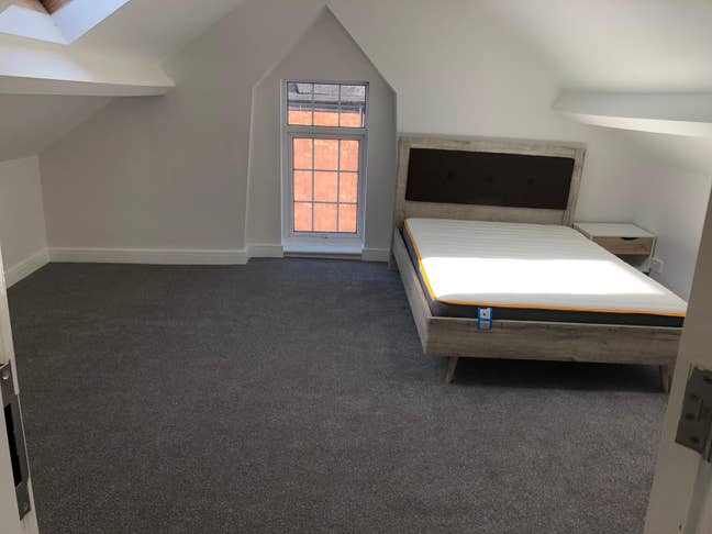 Double Bedroom in Shared House Main Photo