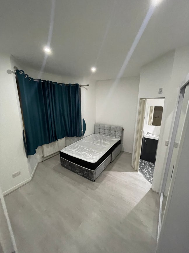 Ensuite room newly refurbished  Main Photo