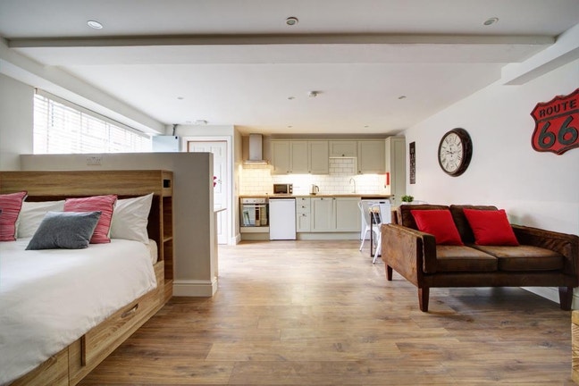 Studio available to couples! Arboretum area Main Photo