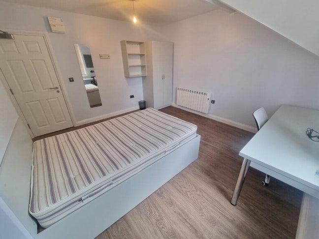 Spacious Double Rooms in Modern Flat Main Photo