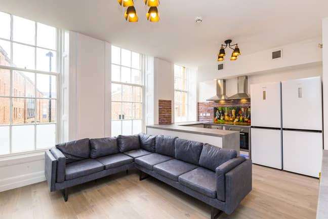 En-suite Bedrooms available In City Center  Main Photo