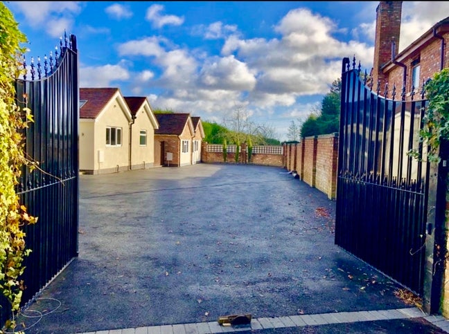 One bed house set in idyllic equestrian country Main Photo