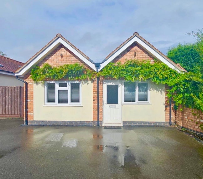 One bed house set in idyllic equestrian country Main Photo