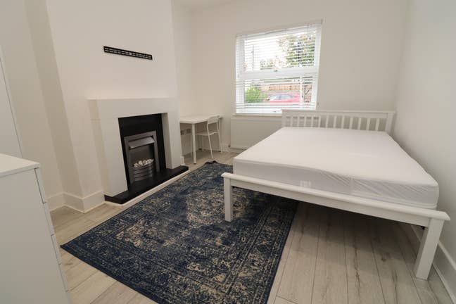 Room | Available Now! NW10 | Next to Circle Line Main Photo