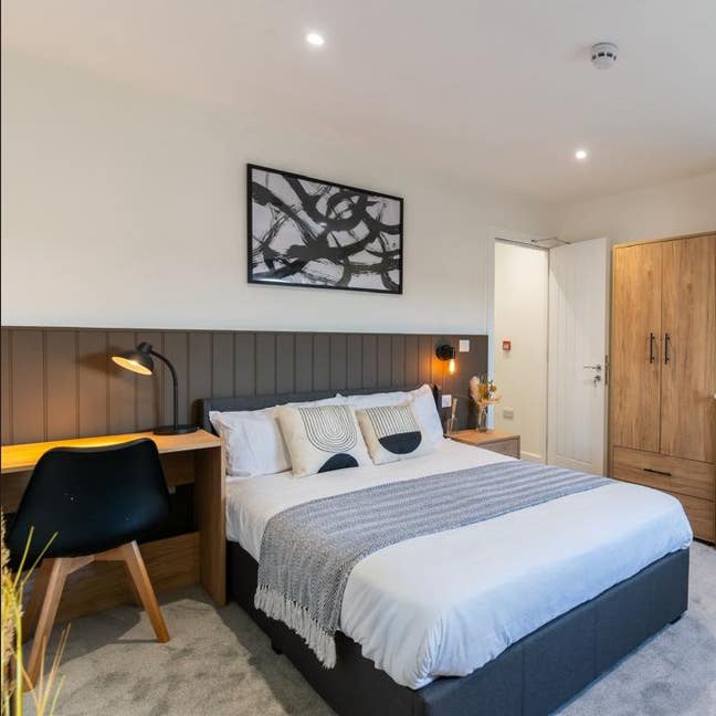 ✨ Modern En-Suite Room | All Bills Included ✨ Main Photo