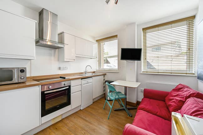 Bedroom in a modern 2 bed apartment! Main Photo