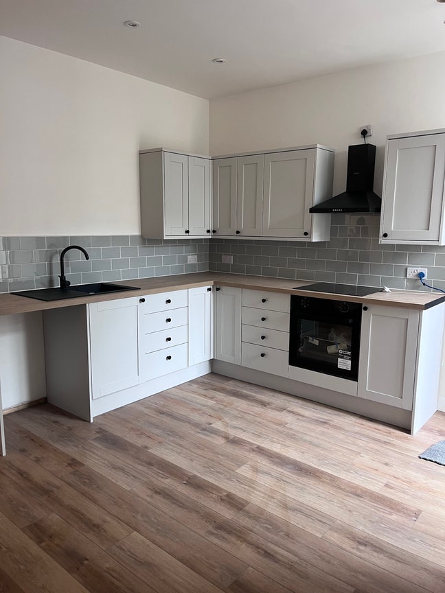 5 mins walk to the beach & 2 mins to town centre!  Main Photo