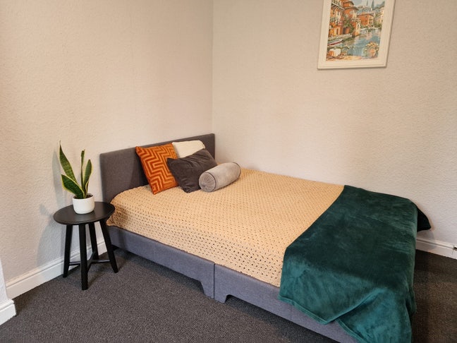 Spacious Double Room (Furnished) in a Shared House Main Photo
