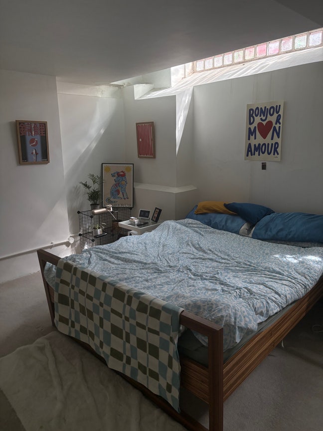 Large en-suite in a loft-style apartment Main Photo