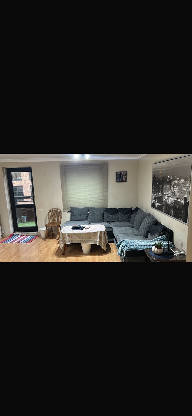 One spacious double bedroom available Main Photo