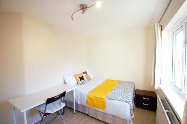 Move-In Ready Room with Fast Transport Links Main Photo