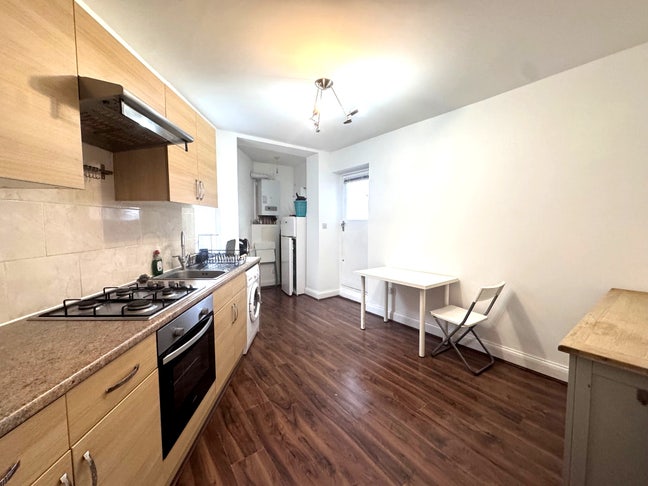  Studio with separate kitchen in NW11 BILLS EXC Main Photo