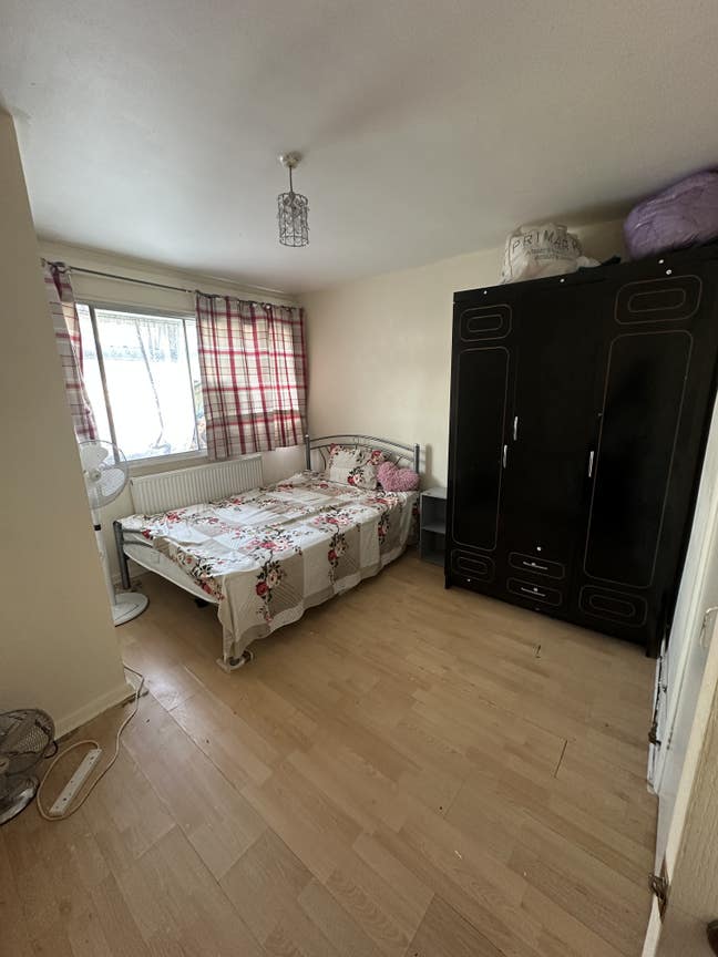 Double bedroom to rent - Harlington corner  Main Photo