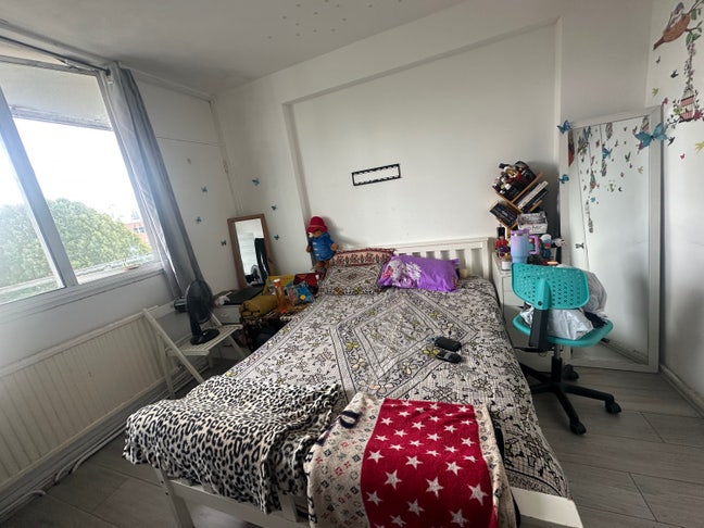 1 bed space for a female from oct 1st to Nov 12 Main Photo