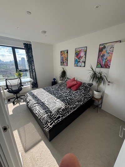 King size bedroom with en suite & city skyline Main Photo
