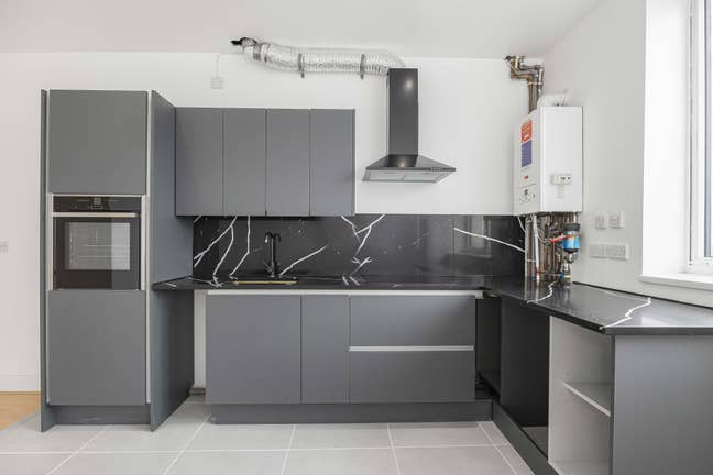 Large 2 Bed Flat to Rent in Ilford Near Station Main Photo